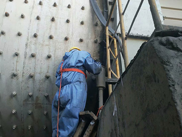 水泥磨漏油处理